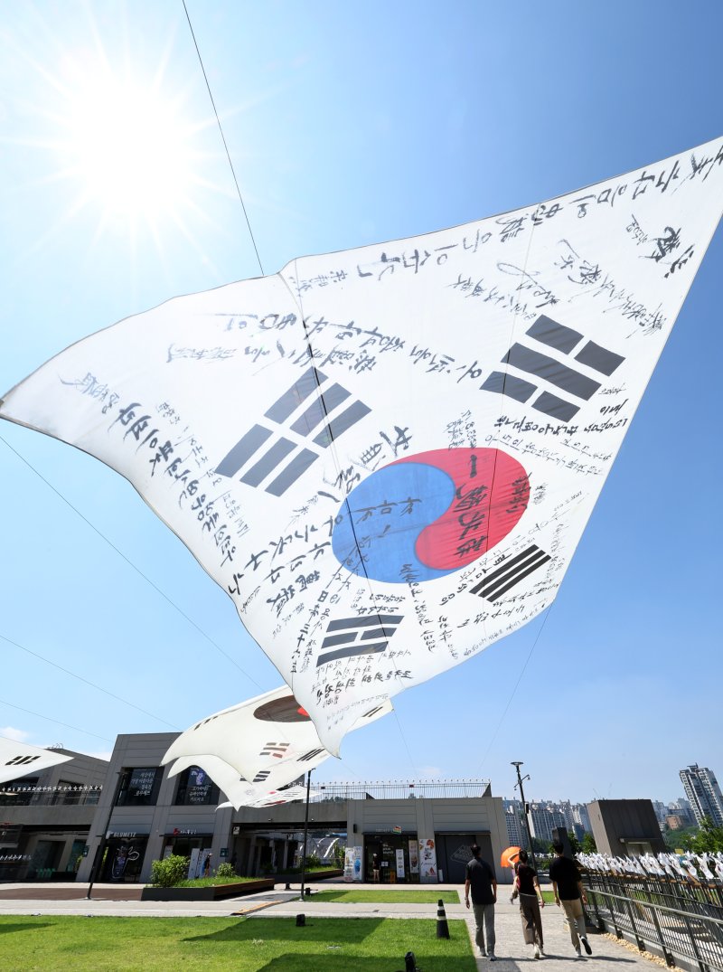 [서울=뉴시스] 최진석 기자 = 광복 80주년을 앞둔 10일 서울 노들섬에 역사 속의 라이트닝 바카라 사이트가 전시되어 있다. 노들 야외스퀘어에서는 현존하는 가장 오래된 ‘데니 라이트닝 바카라 사이트’부터 일제강점기, 광복 이후의 라이트닝 바카라 사이트까지 시대별 변화를 보여주는 16점의 대형 라이트닝 바카라 사이트가 한반도 형상 위에 전시된다. 2025.08.10. myjs@newsis.com