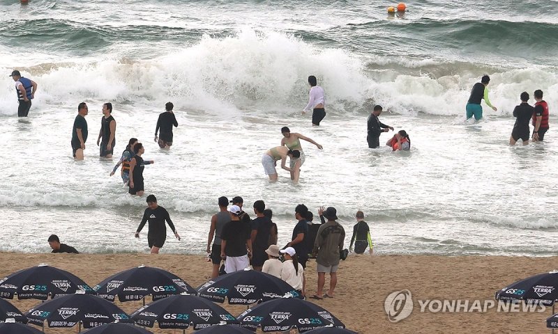 내일 입추, 물놀이 즐기는 피서객들 (출처=연합뉴스)