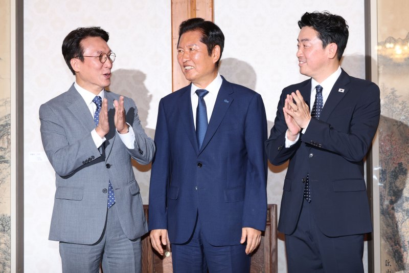 김민석(왼쪽) 국무총리와 정청래(가운데) 더불어민주당 대표, 강훈식 대통령실 비서실장이 10일 서울 종로구 삼청동 총리공관에서 열린 제2차 고위바카라사이트 아벤카지노협의회에 앞서 기념촬영을 하고 있다. 사진=뉴시스