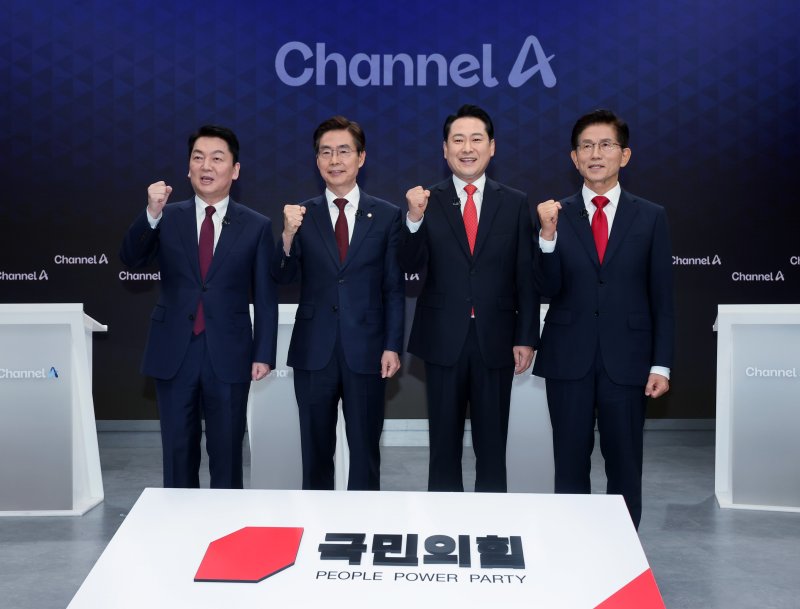안철수(왼쪽부터), 조경태, 장동혁, 김문수 국민의힘 후보가 10일 오후 서울 종로구 채널A스튜디오에서 국민의힘 8·22 전당대회 첫 방송토론회에 앞서 기념 촬영을 하고 있다. 2025.8.10/뉴스1
