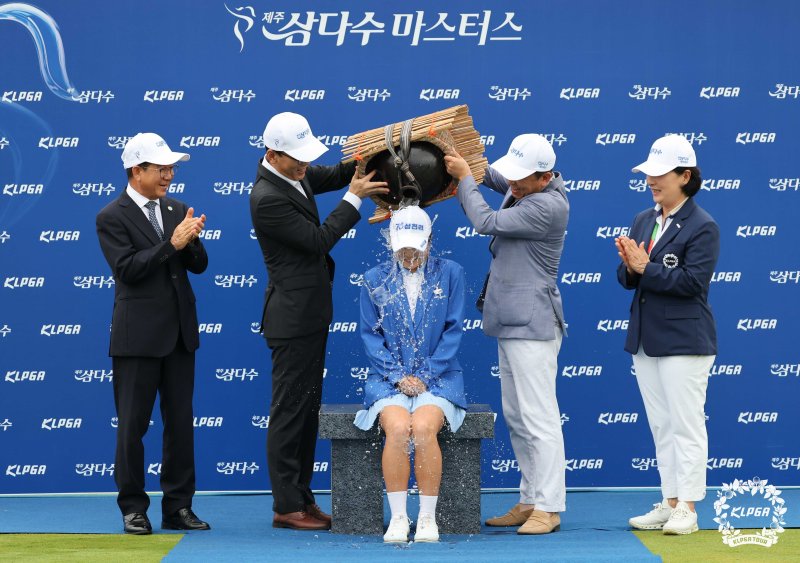 고지원이 10일 KLPGA 제주 삼다수 마스터스에서 우승한 뒤 물세례를 받고 있다. (KLPGA 제공)