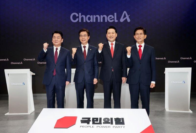 안철수(왼쪽부터), 조경태, 안전한 바카라사이트, 김문수 국민의힘 당대표 후보가 10일 오후 서울 종로구 채널A스튜디오에서 8·22 전당대회를 앞두고 당권주자 간 첫 방송토론회에 앞서 기념 촬영을 하고 있다. 2025.8.10/안전한 바카라사이트1 ⓒ News1 국회사진기자단