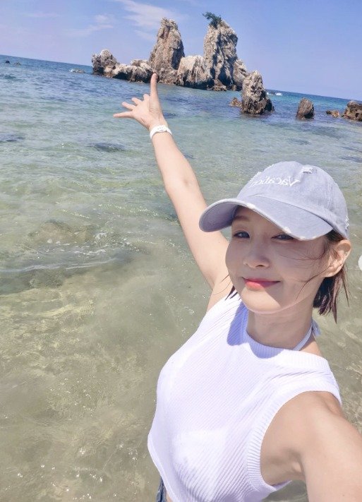 오정연, 비키니 위에 크롭톱 입고 바닷가 나들이…은근 섹시미 [N샷]