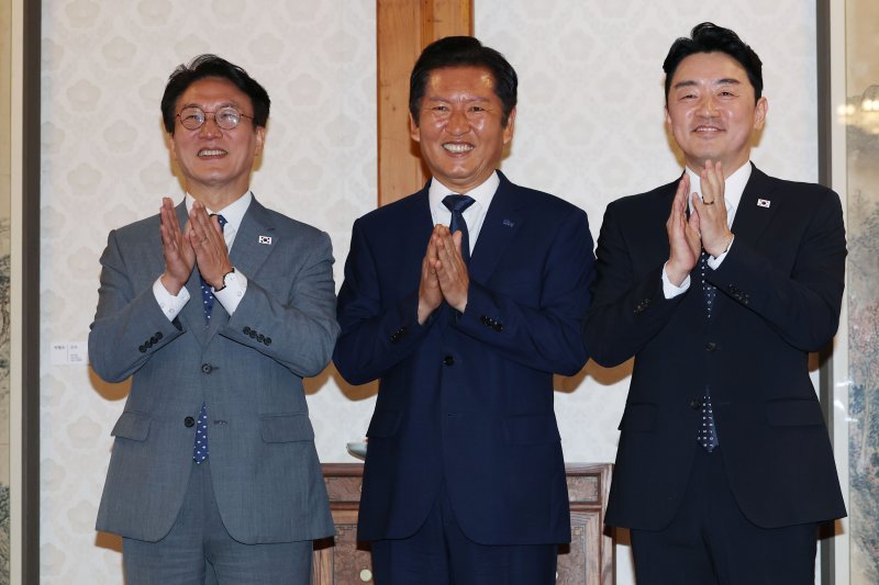 [서울=뉴시스] 김명원 기자 = 김민석(왼쪽) 국무총리와 정청래(가운데) 더불어민주당 대표, 강훈식 대통령실 비서실장이 10일 서울 종로구 삼청동 총리공관에서 열린 제2차 고위바카라사이트 통장협의회에 앞서 기념촬영을 하고 있다. (공동취재) 2025.08.10. photo@newsis.com