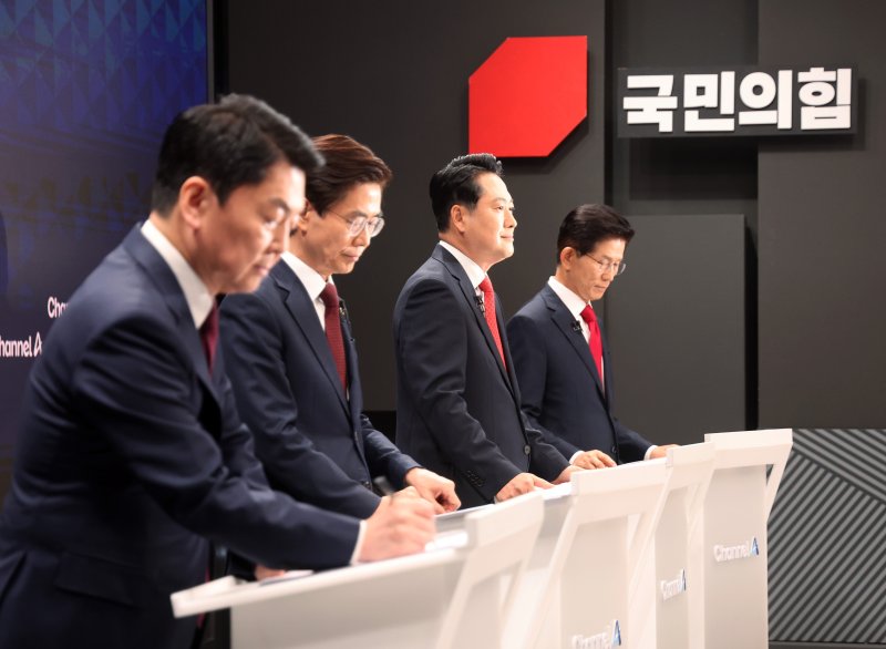 안철수(왼쪽부터), 바카라사이트 유니벳, 장동혁, 김문수 국민의힘 당대표 후보가 10일 오후 서울 종로구 채널A스튜디오에서 8·22 전당대회를 앞두고 당권주자 간 첫 방송토론회 준비를 하고 있다. 2025.8.10/바카라사이트 유니벳1 ⓒ News1 국회사진기자단