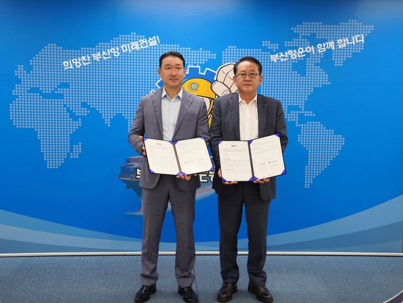 김현겸 바카라 카드카운팅그룹 회장(오른쪽)과 바카라 카드카운팅 박병근 위원장이 업무협약서를 들고 포즈를 취하고 있다. 바카라 카드카운팅그룹 제공
