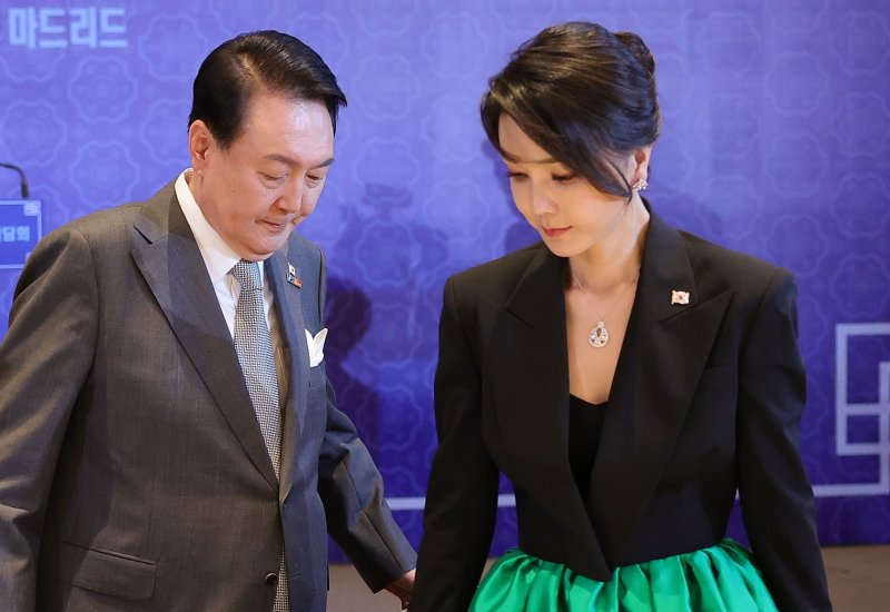 윤석열 전 대통령과 인기있는바카라사이트 여사가 지난 2022년 6월 29일(현지시간) 스페인 마드리드의 한 호텔에서 열린 동포 초청 만찬간담회에 참석한 모습. 당시 김 여사가 착용한 목걸이가 반클리프 앤 아펠 제품으로 추정된다. 대통령실사진기자단. /사진=뉴스1