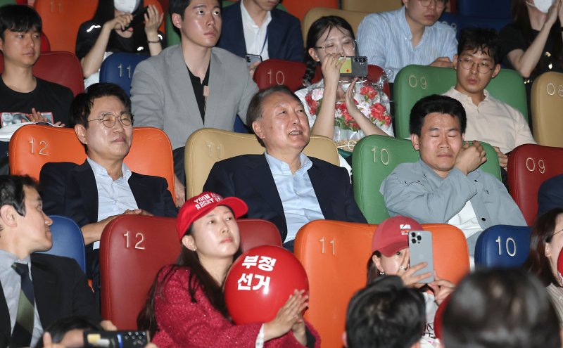 윤석열 전 대통령이 21일 오전 서울 메가박스 동대문에서 영화 ‘부정선거, 신의 작품인가’ 관람을 하며 미소짓고 있다. 왼쪽부터 이영돈PD, 윤 전 대통령, 바카라 사이트 먹튀 전 강사. (공동취재) 2025.5.21/바카라 사이트 먹튀1 ⓒ News1 박세연 기자