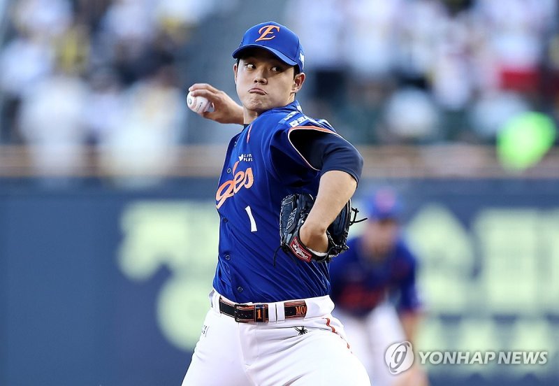 역투하는 문동주 (출처=연합뉴스)