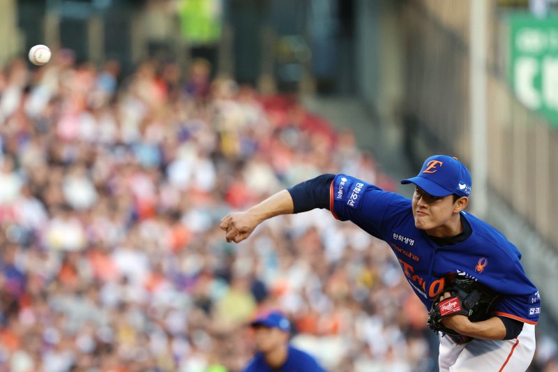 10일 오후 서울 송파구 잠실야구장에서 열린 프로야구 '2025 신한 SOL뱅크 KBO 리그' 한화 이글스와 LG 트윈스의 경기에서 한화 선발 문동주가 역투하고 있다. 2025.8.10/뉴스1 ⓒ News1 황기선 기자