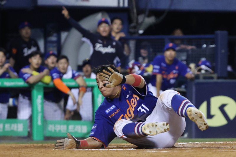 10일 오후 서울 송파구 잠실야구장에서 열린 프로야구 '2025 신한 SOL뱅크 KBO 리그' 한화 이글스와 LG 트윈스의 경기 7회초 1사 3루 상황에서 한화 문현빈의 타구 때 홈으로 들어온 손아섭이 세이프 되고 있다. 2025.8.10/뉴스1 ⓒ News1 황기선 기자