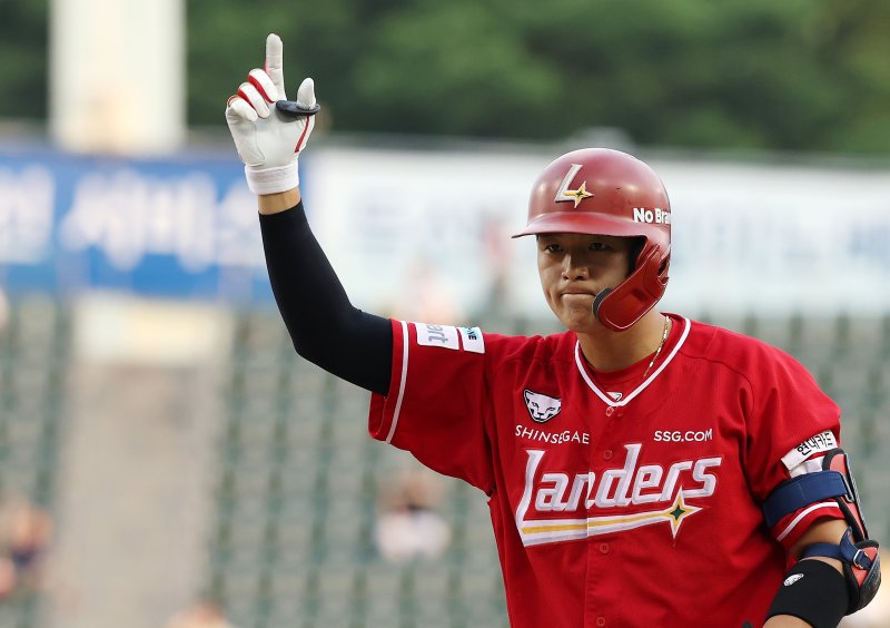 12일 오후 서울 송파구 잠실야구장에서 열린 프로야구 '2025 신한 SOL뱅크 KBO 리그' SSG 랜더스와 LG 트윈스의 경기, 2회초 1사 만루 상황 SSG 조형우가 2타점 역전 적시타를 때려낸 뒤 세리머니를 하고 있다. 2025.6.12/뉴스1 ⓒ News1 이동해 기자