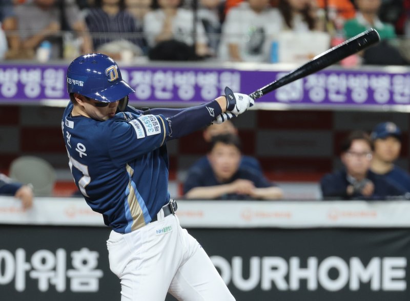 1일 오후 대전한화생명 볼파크에서 열린 프로야구 '2025 신한 SOL뱅크 KBO 리그' 한화 이글스와 NC 다이노스 경기에서 7회초 NC 박건우가 중전안타를 치고 있다. 2025.7.1/뉴스1 ⓒ News1 김기태 기자