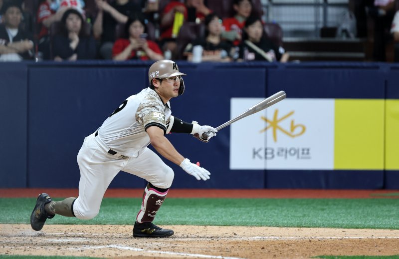 24일 오후 서울 구로구 고척스카이돔에서 열린 프로야구 '2025 신한 SOL뱅크 KBO 리그' KIA와 키움의 경기, 8회말 키움 공격 1사 주자 1루 상황 임지열이 안타를 치고 있다. 2025.6.24/뉴스1 ⓒ News1 이승배 기자