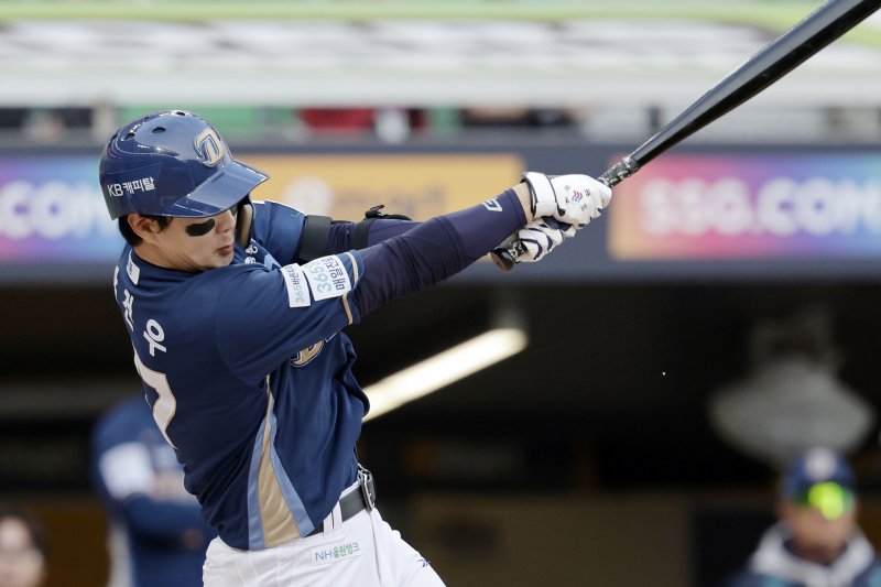 [인천=뉴시스] 최동준 기자 = 13일 인천SSG 랜더스필드에서 열린 2025 KBO리그 NC 다이노스와 SSG 랜더스의 경기, 1회초 2사 1루 상황 NC 박건우가 1타점 적시타를 치고 있다. 2025.05.13. photocdj@newsis.com