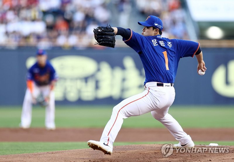 역투하는 문동주 (출처=연합뉴스)