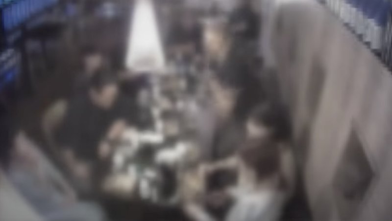 [서울=뉴시스] 부산의 한 술집에서 남녀 단체 해외 바카라사이트들이 술과 안주를 주문한 뒤 계산하지 않고 자리를 떠난 사건이 제보를 통해 알려졌다. (사진 = 'JTBC News' 유튜브 캡처) 2025.08.10. *재판매 및 DB 금지