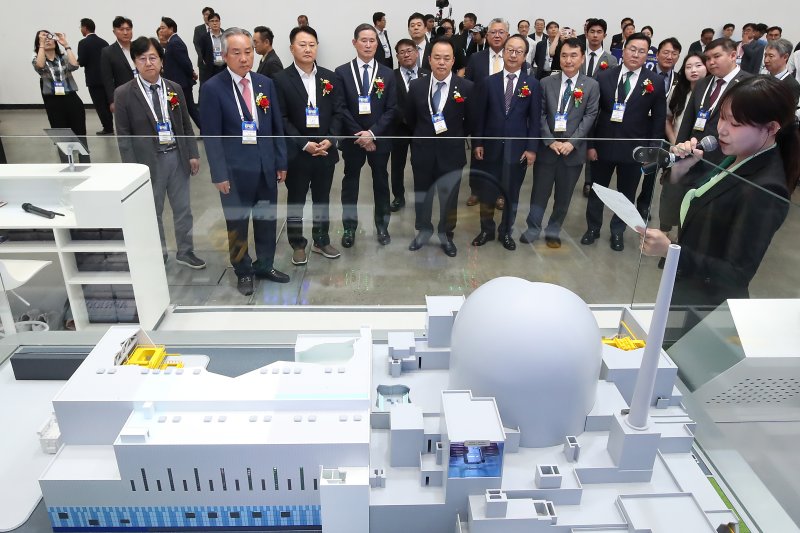 11일 대구 북구 엑스코(EXCO)에서 개막한 '2025 대한민국 전기산업 엑스포'를 찾은 내빈들이 한국수력원자력 부스에 전시된 1000㎿(메가와트)급 한국형 원전 APR1000 발전소의 핵심 구조를 표현한 모형을 살펴보며 관계자 설명을 듣고 있다. 한수원은 체코 신규원전 발주사인 두코바니II 원자력 발전소(EDU II)와 본계약을 체결함에 따라 체코 두코바니 지역에 1000㎿급 한국형 원전 APR1000 2기를 공급하게 된다. 우리나라 전기산업의 청정 전환과 디지털 혁신을 한눈에 볼 수 있는 이번 전시는 전기전력산업 관련 기업 1