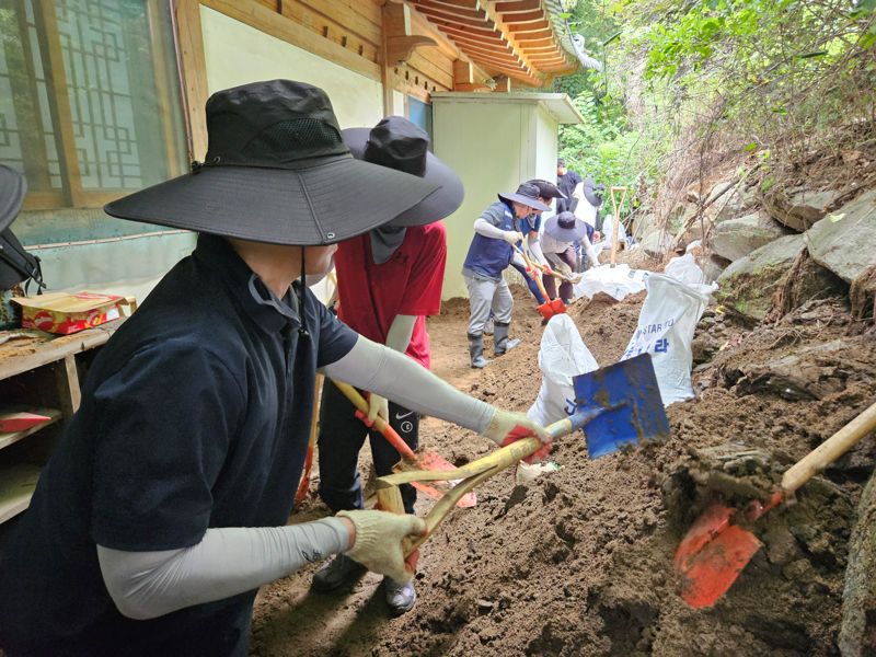 코트라 임직원들이 지난 8일 경기 가평군에서 수해 현장 복구 작업에 나섰다. 코트라 제공