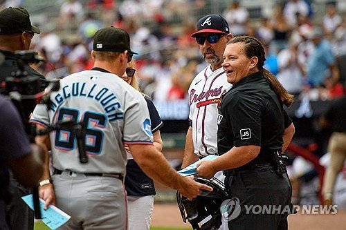경기 전 선발 라인업을 받는 파월 주심 (출처=연합뉴스)