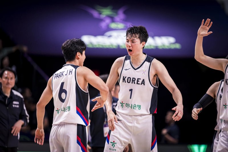 이현중(오른쪽)은 11일(한국시간) 열린 2025 FIBA 아시아컵 조별리그 레바논전에서 3점 슛 7개 포함 28점을 기록했다. (FIBA 제공)