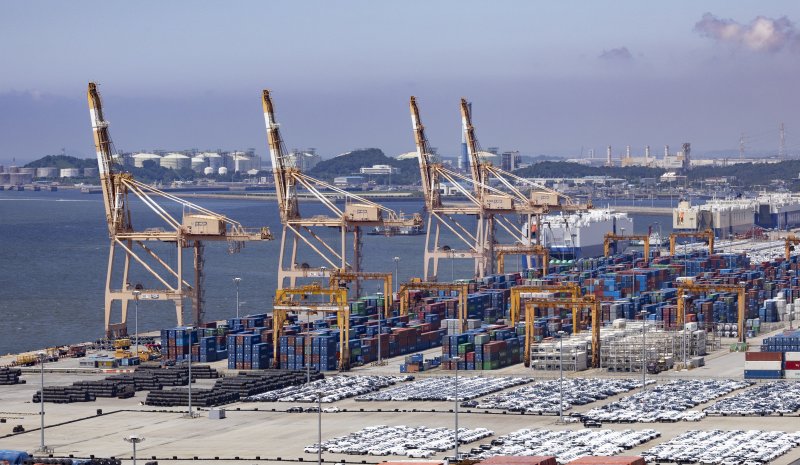 [평택=뉴시스] 경기 평택항 부두 야적장에 수출용 컨테이너와 차량들이 쌓여 있다. (사진=뉴시스 DB). photo@newsis.com