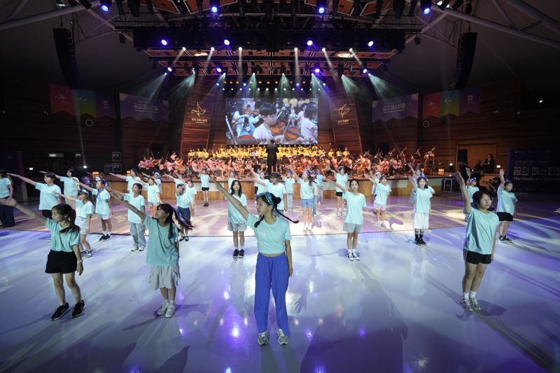 꿈의 예술단 단원 380여명과 해외 교류 청소년 60여명이 지난 7일 꿈의 예술단 합동캠프 '꿈의 페스티벌' 합동공연 '나의 내일은' 무대를 선보이고 있다. 한국문화예술교육진흥원 제공