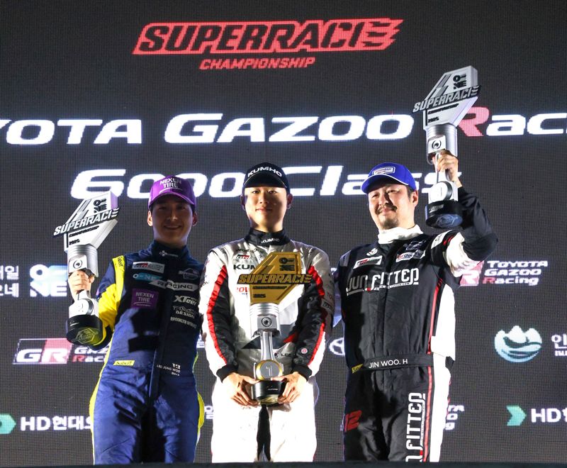 지난 9일, 강원도 인제 스피디움에서 열린 ‘2025 오네 슈퍼레이스 챔피언십’ 토요타 가주 레이싱 6000클래스 5라운드에서 금호타이어 후원 ‘금호 SL 모터스포츠팀’ 이창욱(가운데) 선수가 1위를 차지했다. 금호타이어