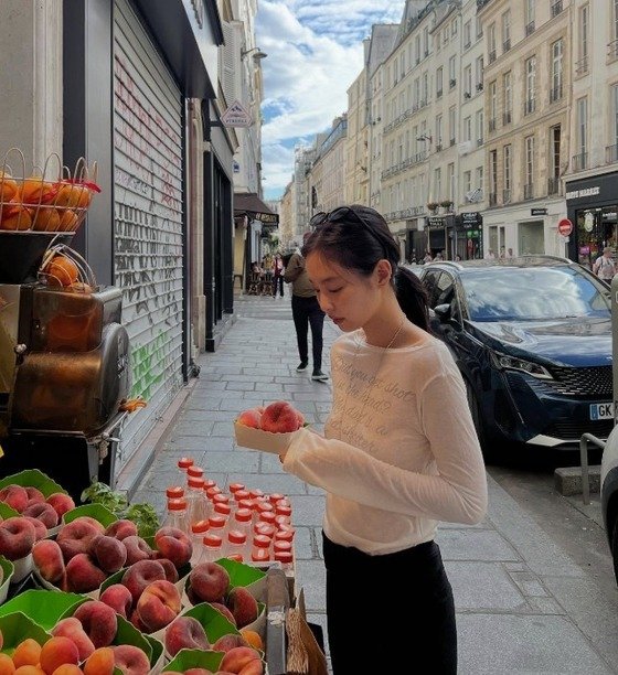 제니가 입으면 3만원짜리 티셔츠도 명품된다...파리 일상템 '핫' [N이슈]