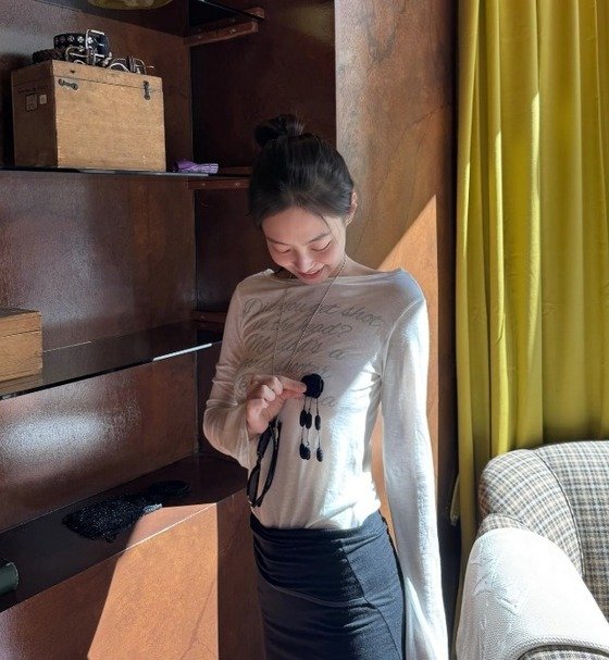 제니가 입으면 3만원짜리 티셔츠도 명품된다...파리 일상템 '핫' [N이슈]