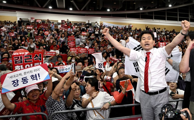 전한길씨가 지난 8일 대구 북구 엑스코에서 열린 국민의힘 제6차 전당대회 대구·경북 합동연설회에서 특정 후보를 지지하며 찬탄(탄핵 찬성)파 후보가 등장할 때마다 ‘배신자’란 구호를 외치고 있다. /사진=뉴시스