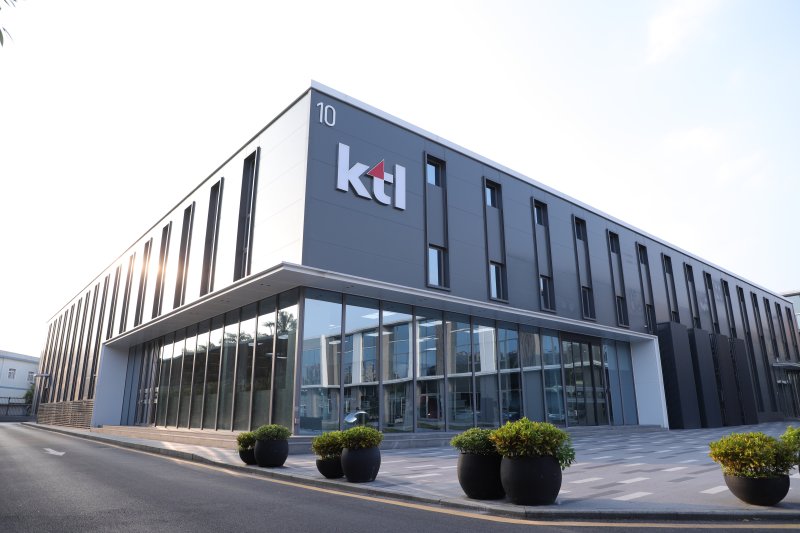 [세종=뉴시스]한국산업기술시험원은 중국 심천에 위치한 KTL 중국시험소가 국제전기기기인증제도(IECEE)에 따른 전기차 충전기(IEC 61851-1) 분야 국제공인시험기관(CBTL)으로 추가 지정됐다.(사진=KTL 제공)