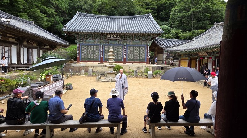 운사면 개심사 대웅보전 앞에서 주지 혜산 스님께서 사찰의 역사와 문화재를 설명하고 있다. 2025.8.10/뉴스1 김태완 기자
