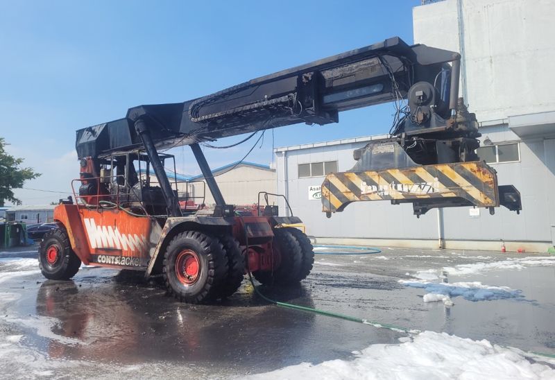 불에 탄 리치스태커. 울산소방본부 제공