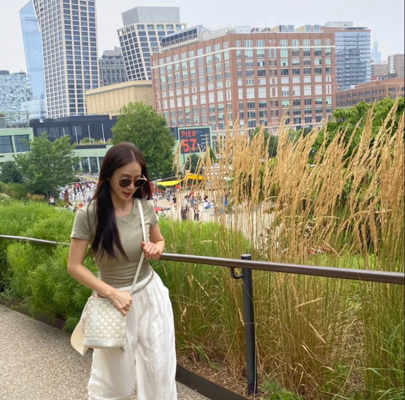 김태희, 2년 만에 SNS 활동 재개…美 뉴욕서 뽐낸 광채 미모