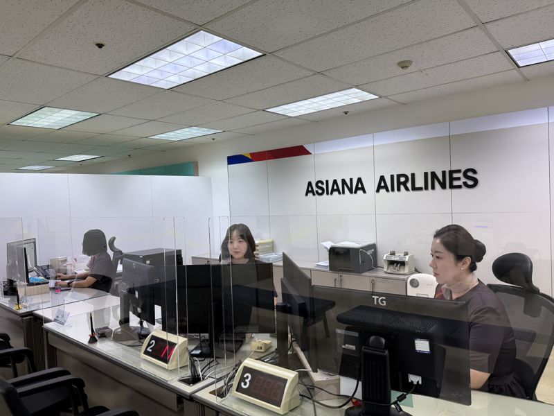 아시아나항공 서울 중앙매표소 직원들이 11일 서울 중구 서소문로 대한항공 빌딩 11층으로 이전한 새 둥지에서 근무를 하고 있다. 아시아나항공 제공