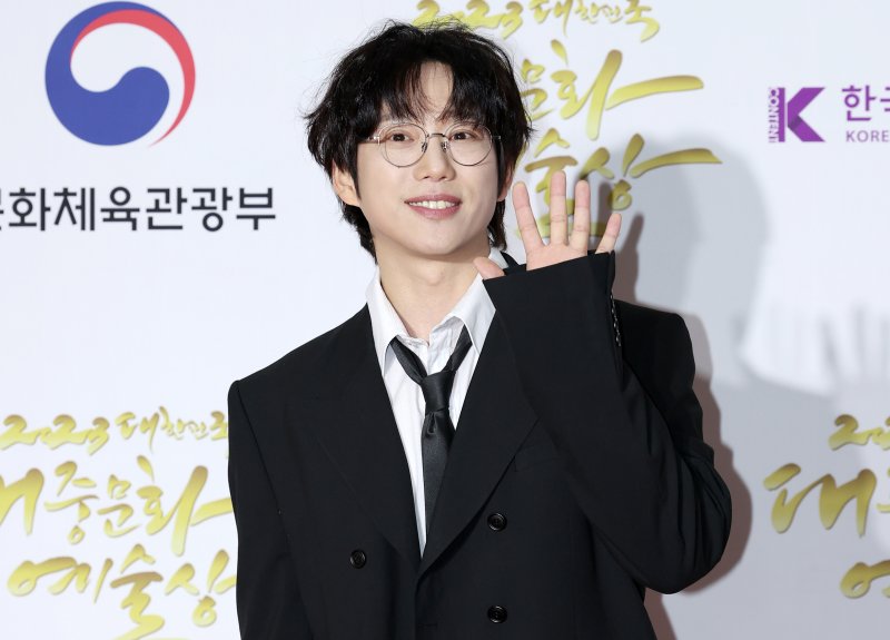 십센치 권정열, 박보검 잇는 '더시즌즈' 8대 MC…콘서트서 직접 발표