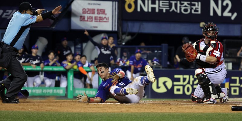 10일 서울 잠실구장에서 열린 프로야구 한화 이글스와 LG 트윈스의 경기 7회초 1사 3루 상황에서 문현빈의 타구 때 홈으로 들어온 손아섭이 세이프 되고 있다. 2025.8.10/뉴스1 ⓒ News1 황기선 기자