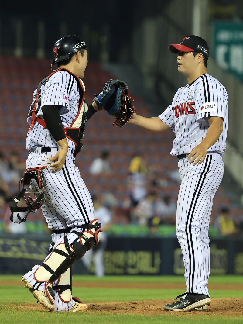 LG 트윈스 불펜 왼손 투수 함덕주(오른쪽). 2025.7.29/뉴스1 ⓒ News1 박정호 기자