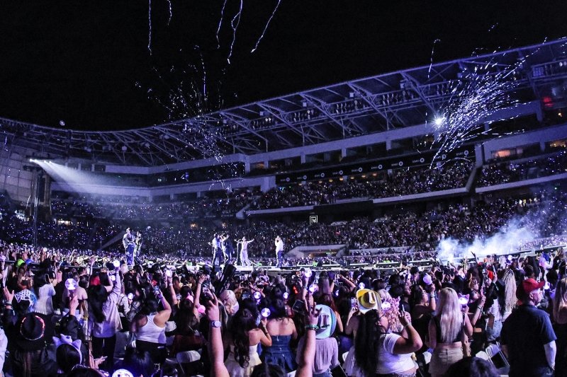 "에이티즈, 美 전역 스타디움 투어 中…경계 허무는 데 익숙"