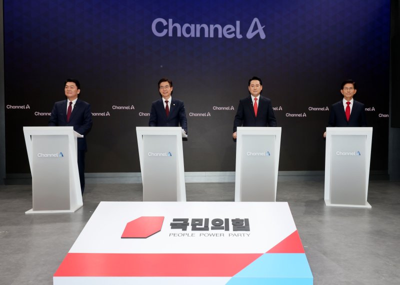 안철수(왼쪽부터), 조경태, 장동혁, 김문수 국민의힘 당대표 후보가 10일 오후 서울 종로구 채널A스튜디오에서 8·22 전당대회를 앞두고 당권주자 간 첫 방송토론회 준비를 하고 있다. 2025.8.10/뉴스1 ⓒ News1 국회사진기자단