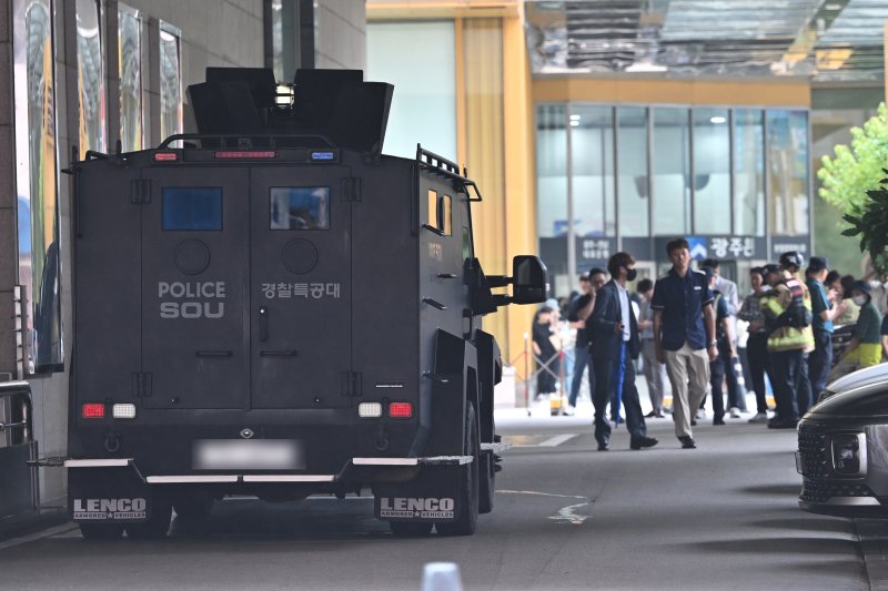 11일 오전 경찰이 광주 동구 롯데백화점에서 폭발물 수색에 나서고 있다. 현장에 출동한 경찰은 고객·직원 출입을 전면통제하고 백화점 건물 안팎을 수색하고 있다. 현재까지 폭발물 설치 정황은 확인되지 않았다. 뉴시스 제공