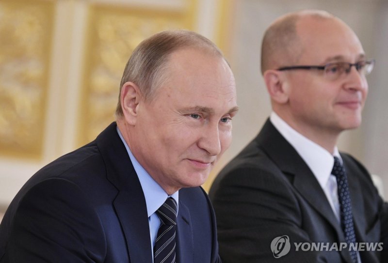 블라디미르 푸틴 러시아 대톨영과 세르게이 키리옌코 러시아 대통령 비서실 제1부실장 (출처=연합뉴스)