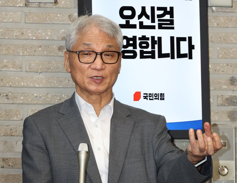 [서울=뉴시스] 김금보 기자 = 여상원 국민의힘 중앙윤리위원장이 11일 오전 서울 여의도 중앙당사에서 전한길 전 한국사 강사 징계 관련 회의를 마친 뒤 취재진 질문에 답하고 있다. 2025.08.11. kgb@newsis.com