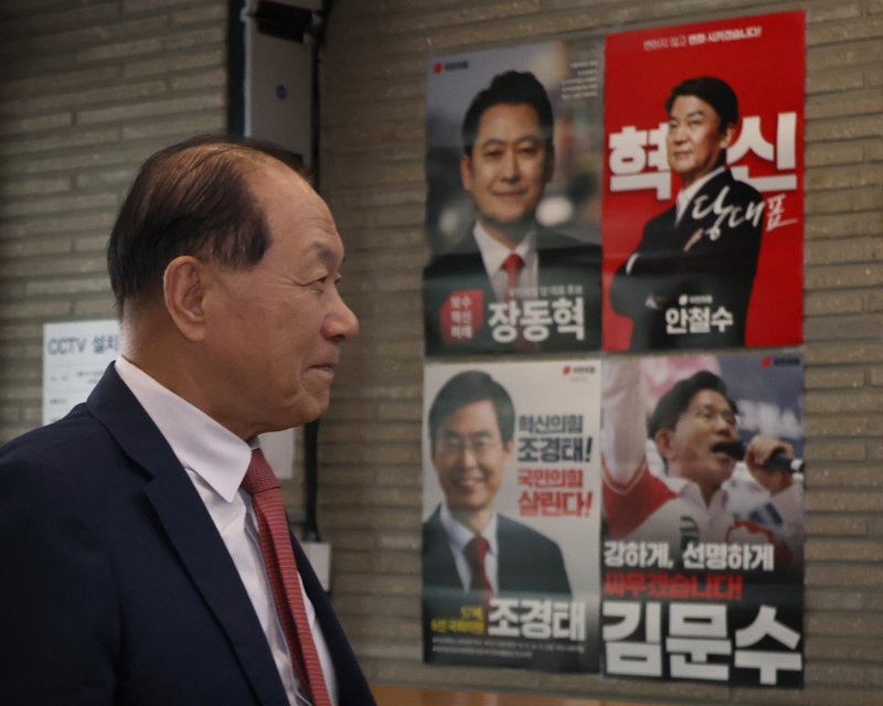 [서울=뉴시스] 김금보 기자 = 황우여 국민의힘 전당대회 선거관리위원장이 11일 오전 서울 여의도 중앙당사에서 전한길 전 한국사 강사의 전당대회 출입 관련 회의에 참석하기 위해 이동하고 있다. 2025.08.11. kgb@newsis.com