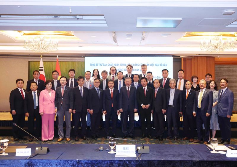 장호익 동원개발 부회장이 베트남 권력서열 1위인 또 럼 베트남 공산당 서기장으로부터 '최고등급' 우호훈장을 수훈하는 자리에 참석한 내빈들과 기념 촬영을 하고 있다. (주)동원개발 제공