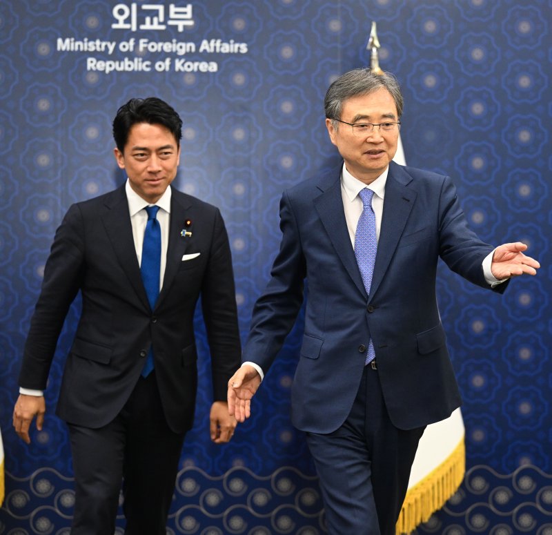 조현 외교부 장관(오른쪽)이 11일 서울 종로구 외교부 대접견실에서 고이즈미 신지로 일본 농림수산상과 이동하고 있다. 뉴시스