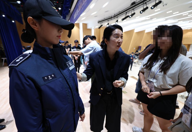 [서울=뉴시스] 최진석 기자 = 11일 서울 서대문구 경찰청 참수리홀에서 열린 시민과 함께하는 경찰복제개선 현장 시제품 시민 품평회에 앞서 시민평가단이 경찰복제 현장 시제품을 살펴보고 있다. 2025.08.11. myjs@newsis.com