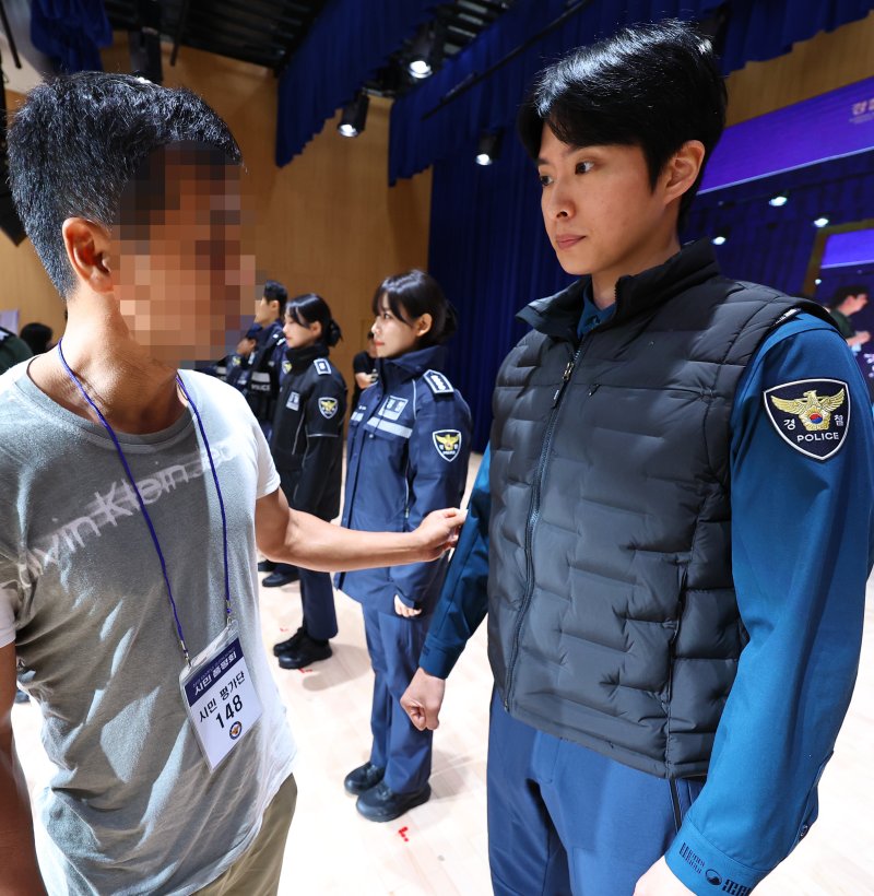 [서울=뉴시스] 최진석 기자 = 11일 서울 서대문구 경찰청 참수리홀에서 열린 시민과 함께하는 경찰복제개선 현장 시제품 시민 품평회에 앞서 시민평가단이 경찰복제 현장 시제품을 살펴보고 있다. 2025.08.11. myjs@newsis.com