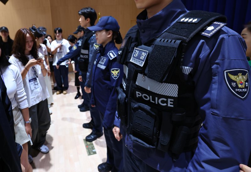 [서울=뉴시스] 최진석 기자 = 11일 서울 서대문구 경찰청 참수리홀에서 열린 시민과 함께하는 경찰복제개선 현장 시제품 시민 품평회에 앞서 시민평가단이 경찰복제 현장 시제품을 살펴보고 있다. 2025.08.11. myjs@newsis.com